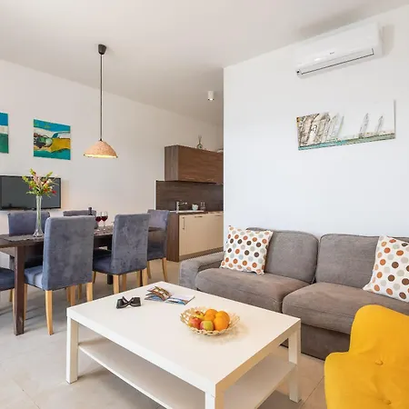 Jolara With Heated Pool شقة